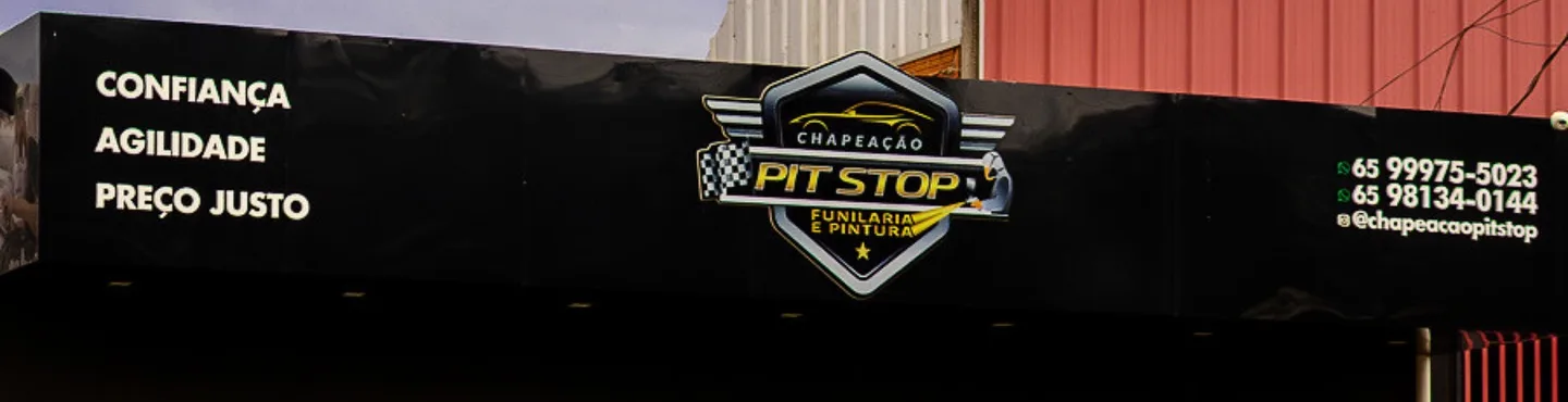 Fachada preta da oficina com o letreiro da Pit Stop e as palavras Confiança, Agilidade e Preço justo